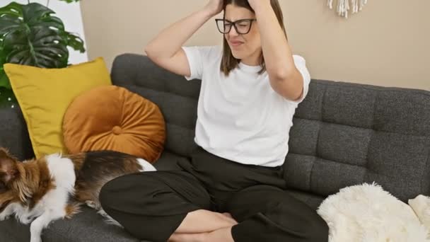 Estressado Jovem Hispânica Mulher Com Óculos Sentados Sofá Dentro Casa — Vídeo de Stock