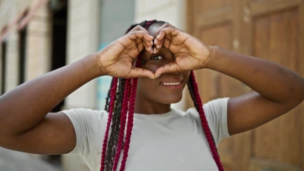 Feliz Mulher Afro Americana Fazendo Adorável Sinal Coração Com Mãos — Vídeo de Stock