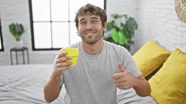 Sakin Kendinden Emin Genç Adam Yatağında Oturuyor Kahvesini Yudumluyor Neşe — Stok video