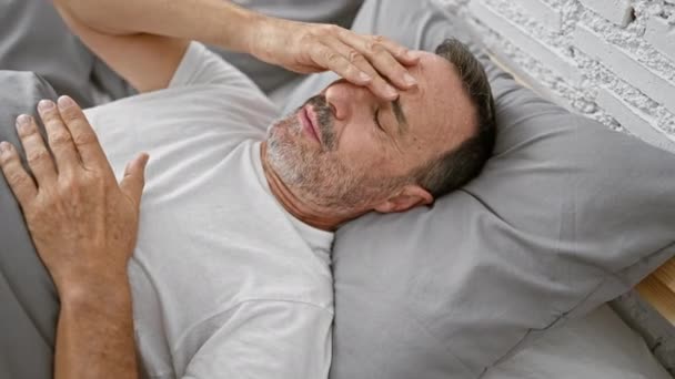 Чоловік Середнього Віку Сірим Волоссям Лежить Ліжку Страждає Від Головного — стокове відео