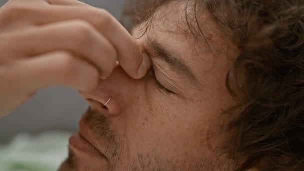 一个体贴入微 满脸胡须的男人在屋里的特写镜头 — 图库视频影像