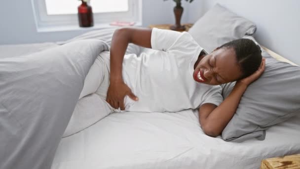 Africano Americano Mulher Dor Sentindo Mal Estômago Dor Casa Uma — Vídeo de Stock