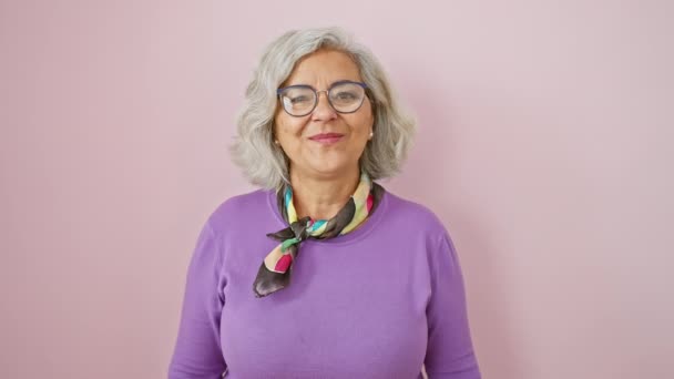 Gri Saçlı Gözlüklü Neşeli Orta Yaşlı Kadın Pembe Izole Arkaplanda — Stok video
