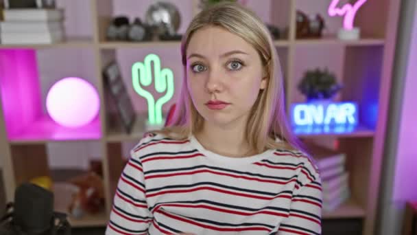Šokovaná Mladá Blondýnka Nervózně Gestikuluje Ustaraným Výrazem Ukazuje Stranou Obrazovku — Stock video