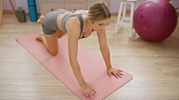 Genç Sarışın Kadın Spor Merkezinde Vücut Egzersizi Yapıyor — Stok video