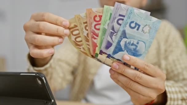 英俊的大胡子男子在室内数着加拿大货币 在车间里象征着经济和金融 — 图库视频影像