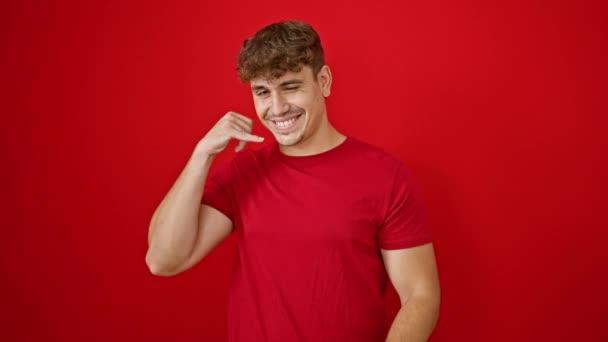 Homem Hispânico Jovem Confiante Alegremente Sorrindo Sobre Gesto Descontraído Mão — Vídeo de Stock
