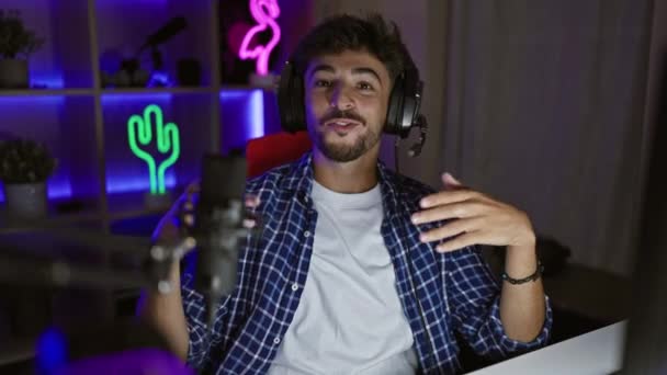 Genç Arap Adam Gece Boyunca Gülümseyen Flamalı Konuşuyor Karanlık Oyun — Stok video