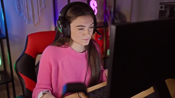 Spanyol Tinédzser Lány Játszik Otthon Éjszaka Neon Fények Egy Hangulatos — Stock videók