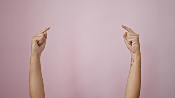 Bir Insanın Elleri Pembe Bir Arka Planı Işaret Ediyor Işaret — Stok video