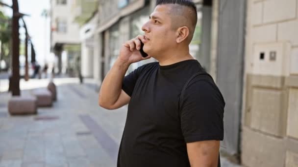 Lässiger Lateinischer Mann Der Ernsthaft Auf Seinem Smartphone Spricht Checkt — Stockvideo