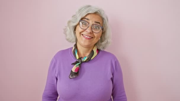 Självsäker Medelålders Kvinna Gråhårig Och Klädd Glasögon Gärna Gestikulerande Liten — Stockvideo