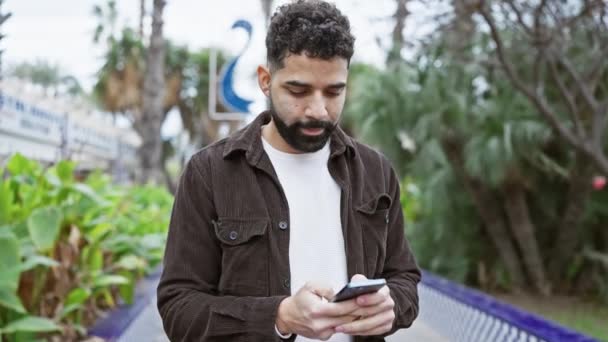 Mladý Hispánec Vousy Texty Svém Smartphonu Zatímco Stojí Svěžím Venkovním — Stock video