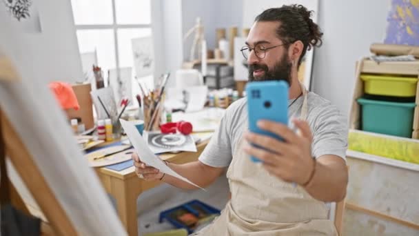 Uomo Barbuto Studio Con Opere Arte Smartphone Che Cattura Selfie — Video Stock