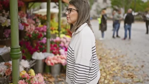 Genç Bir Kadın Şehirdeki Bir Çiçek Pazarından Alışveriş Yapıyor Şehir — Stok video