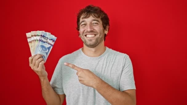Радостный Молодой Человек Показывает Канадские Долларовые Банкноты Указывая Улыбаясь Волнения — стоковое видео