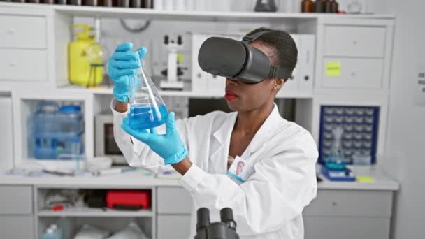 Schöne Afrikanisch Amerikanische Wissenschaftlerin Vertieft High Tech Wissenschaftsexperiment Labor Messung — Stockvideo
