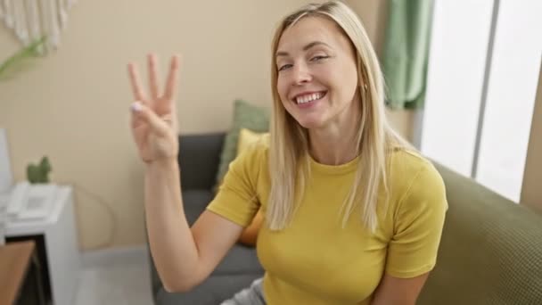 Glada Unga Blonda Kvinna Tryggt Visar Nummer Tre Glatt Pekar — Stockvideo
