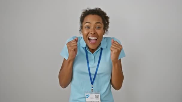 Νεαρή Αφροαμερικανή Στο Χέρι Ακτινοβολούσε Χαμόγελο Και Χαρά Γιορτάζει Κατόρθωμά — Αρχείο Βίντεο