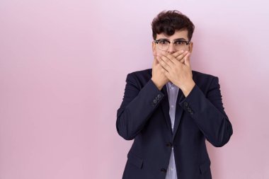 Sakallı, kravatlı, takım elbiseli, ağzı yanlışlıkla ellerle kapatan genç, ikiyüzlü bir adam. gizli kavram. 