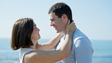 Birbirlerine sarılıp gülümseyen güzel bir çift.