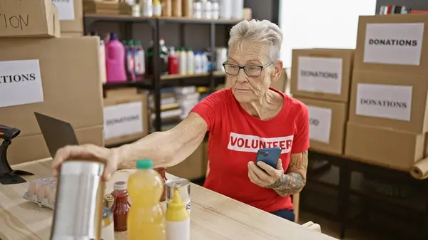 Senior Grey Haired Glasses Clad Woman Volunteer Midst Her Altruism — Stock Photo, Image