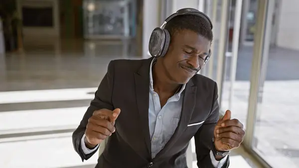Hezký Africký Podnikatel Obleku Těší Hudbu Sluchátky Moderní Kanceláři — Stock fotografie