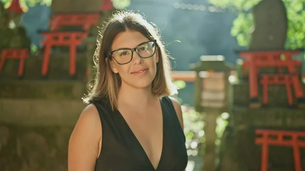 眼鏡をかけた美しいヒスパニック系女性は 笑顔で輝く喜び 京都の大神社に自信を持っています — ストック写真