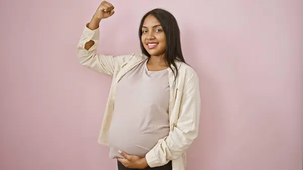 Neşeli Genç Hamile Bir Kadın Güvenli Bir Şekilde Karnına Dokunuyor — Stok fotoğraf