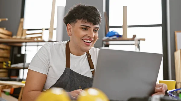 Smiling Man Using Laptop Sunlit Carpentry Workshop Reflecting Creativity Entrepreneurship — Stock Photo, Image