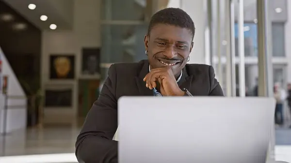 Smiling African Man Working Laptop Modern Office Indoor Environment — Stock Photo, Image