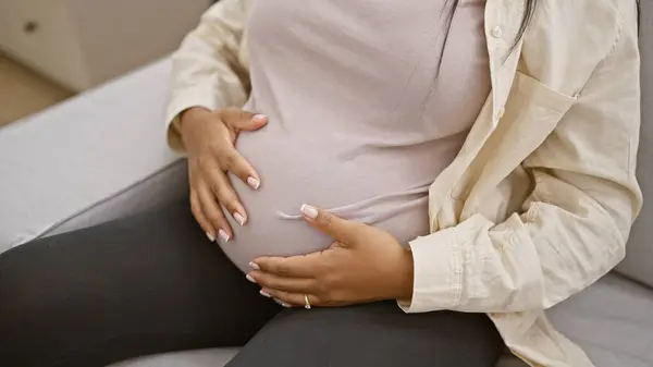 Gravid Ung Kvinna Bekymmerslös Och Vänlig Röra Hennes Mage Och — Stockfoto