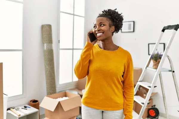 African American Woman Talking Smartphone Standing New Home — Stock Photo, Image