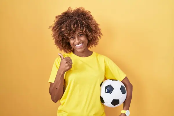 Mujer Hispana Joven Con Pelo Rizado Sosteniendo Pelota Fútbol Sonriendo — Foto de Stock