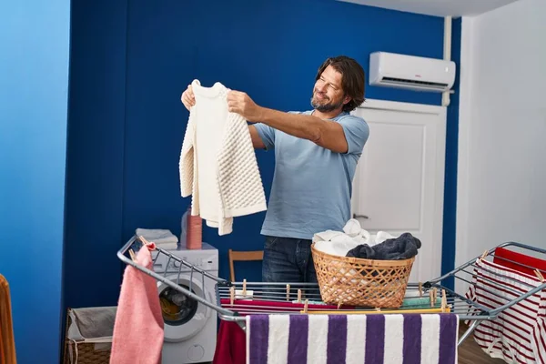 Medelålders Man Ler Säker Hängande Kläder Klädstreck Tvättstuga — Stockfoto
