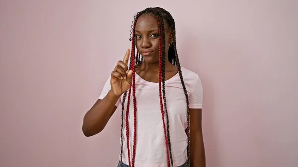 Cool Afrikaans Amerikaanse Vrouw Vol Vertrouwen Zegt Nee Vinger Roze — Stockfoto