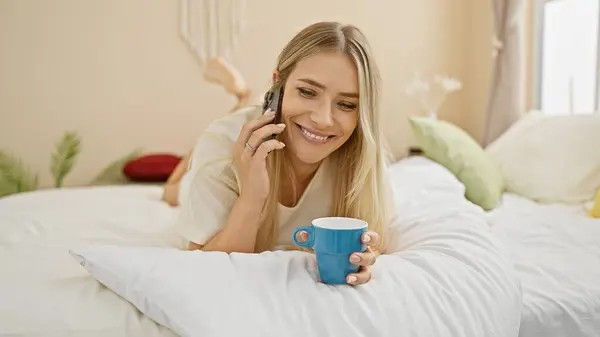 Szczęśliwa Młoda Blondynka Piękna Pewnie Gawędzi Przez Telefon Popijając Poranną — Zdjęcie stockowe