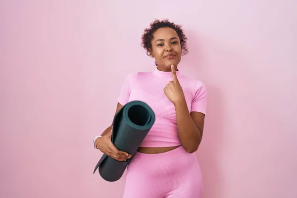 Young Hispanic Woman Curly Hair Holding Yoga Mat Pink Background — Stock Photo, Image