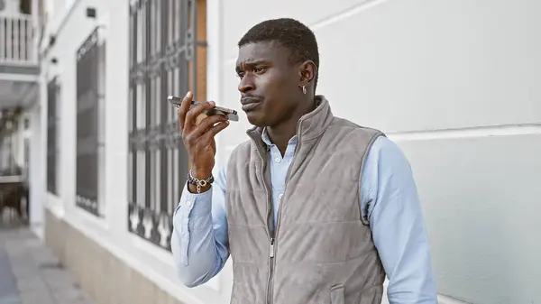 Homme Afro Américain Envoie Message Vocal Sur Son Smartphone Dans — Photo