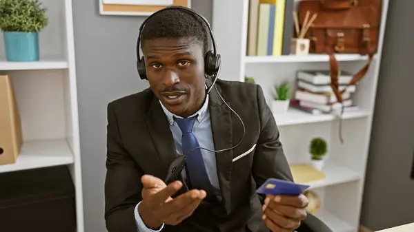 Afričan Obleku Multitasking Headset Myš Smartphone Kanceláři Nastavení — Stock fotografie