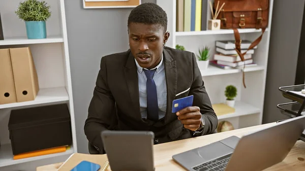Ein Professioneller Afrikanisch Amerikanischer Mann Untersucht Eine Kreditkarte Einem Modernen — Stockfoto