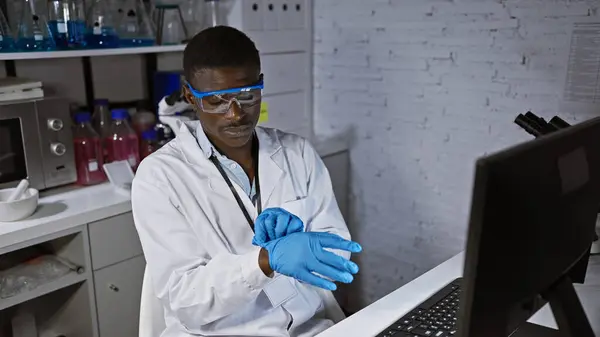 Afrikanischer Wissenschaftler Laborkittel Und Schutzbrille Benutzt Einen Computer Einem Modernen — Stockfoto