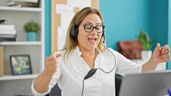 Middle Age Hispanic Woman Business Worker Using Laptop Headphones Celebrating — Stock Photo, Image