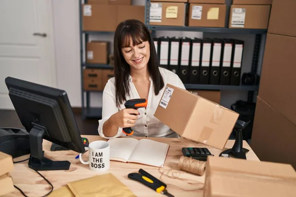 Young Beautiful Hispanic Woman Ecommerce Business Worker Scanning Package Office — Stock Photo, Image