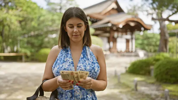 Mulher Hispânica Bonita Pegou Rico Retrato Tradicional Contando Japão Notas — Fotografia de Stock