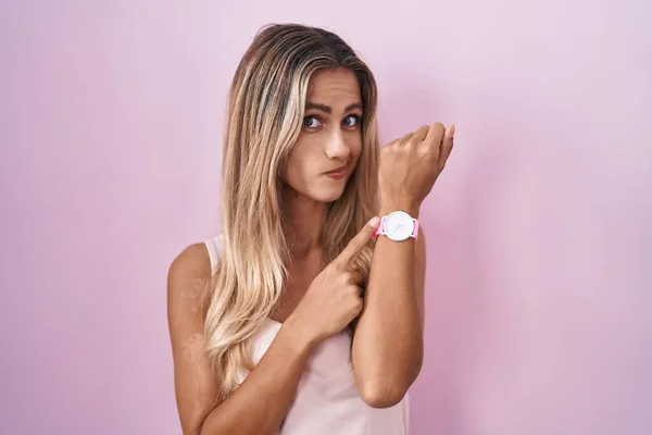 Young Blonde Woman Standing Pink Background Hurry Pointing Watch Time — Stock Photo, Image