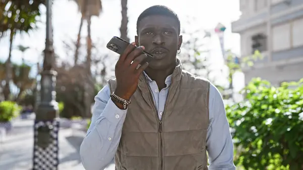 Beau Adulte Afro Américain Parlant Sur Smartphone Extérieur Dans Parc — Photo