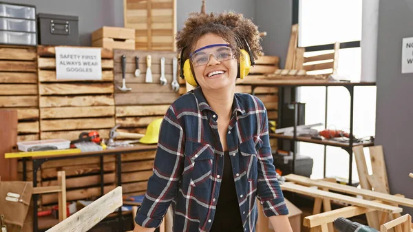 Happy Hispanic Woman Curly Hair Wearing Safety Gear Woodworking Workshop — Stock Photo, Image