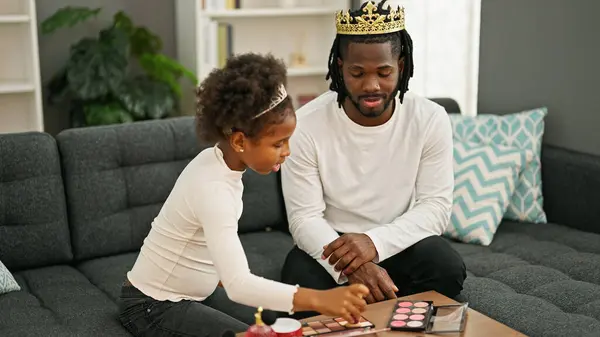 African American Father Daughter Wearing King Crown Playing Makeup Home — Stock Photo, Image
