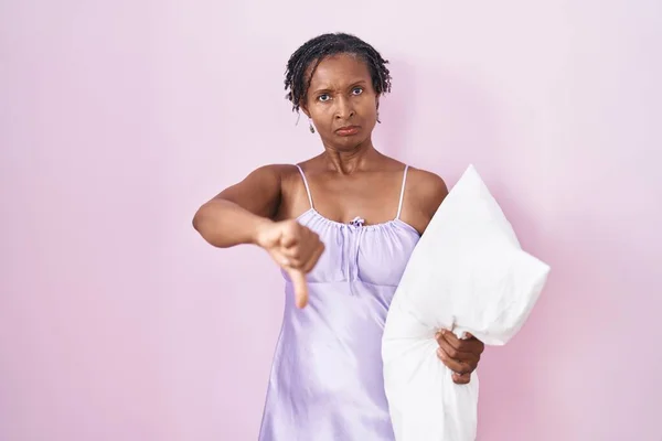 Mulher Africana Com Dreadlocks Vestindo Travesseiro Pijama Abraçando Olhar Infeliz — Fotografia de Stock